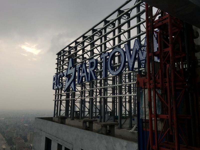 Thi công biển chữ nổi trên nóc tòa nhà FLC, Hà Đông, Hà Nội